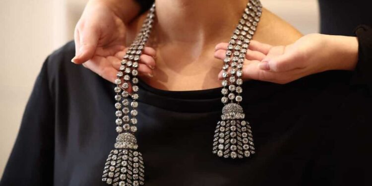 Necklace with mysterious origins made of 500 diamonds dating from the 18th century to be sold at auction