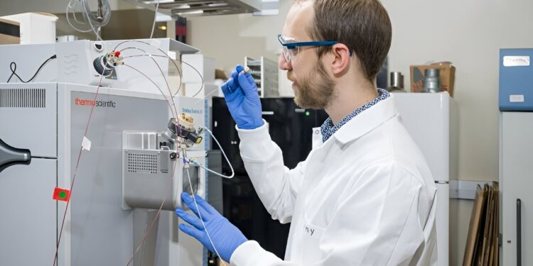 Organic phosphate isotope method offers new way to track pollutants in the environment