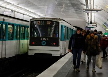 Paris Metro to Raise Ticket Prices for Tourists | Economy