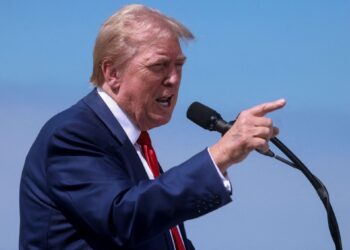 Trump Threatens Massive Tariffs to Protect Dollar | Economy