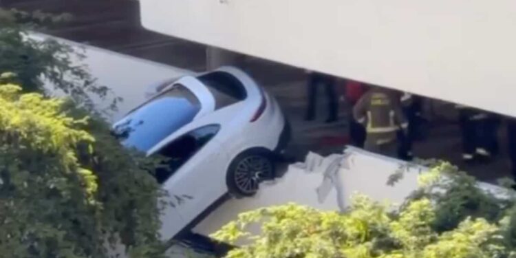 VIDEO | His Porsche threatens to fall off the fourth floor of a building