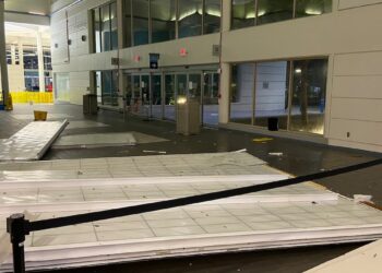 A 9 meter hole: part of the roof of an airport in Florida collapses after the passage of “Milton”