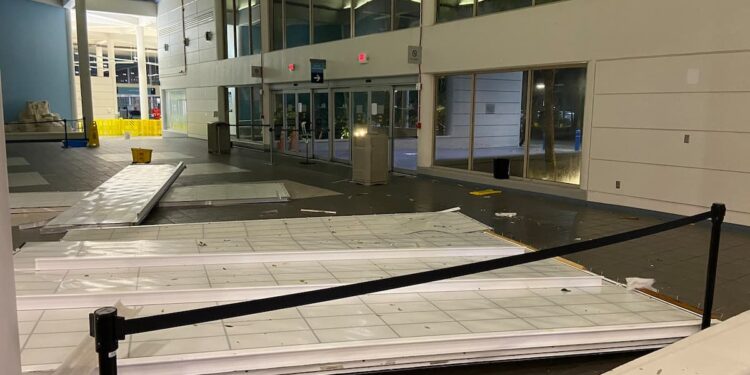 A 9 meter hole: part of the roof of an airport in Florida collapses after the passage of “Milton”