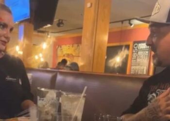 A customer dissatisfied with the service pretends to be the CEO of a restaurant chain to humiliate a waitress