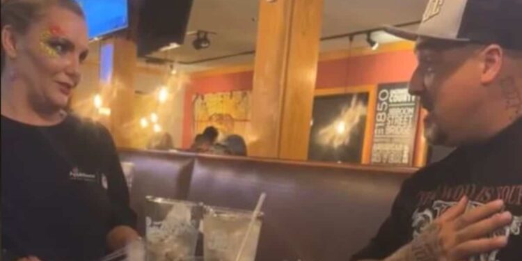 A customer dissatisfied with the service pretends to be the CEO of a restaurant chain to humiliate a waitress