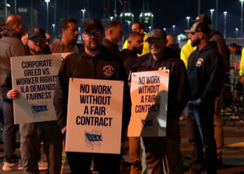 A strike by port workers in eastern America threatens to lose $7 billion economy