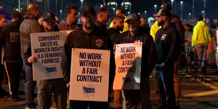 A strike by port workers in eastern America threatens to lose $7 billion economy