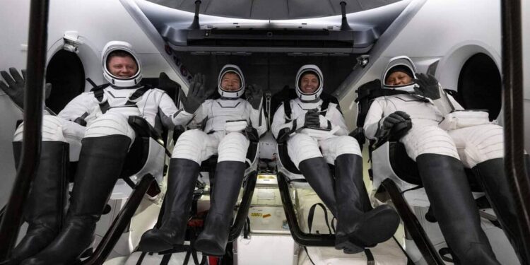 American astronaut released from hospital after returning to Earth