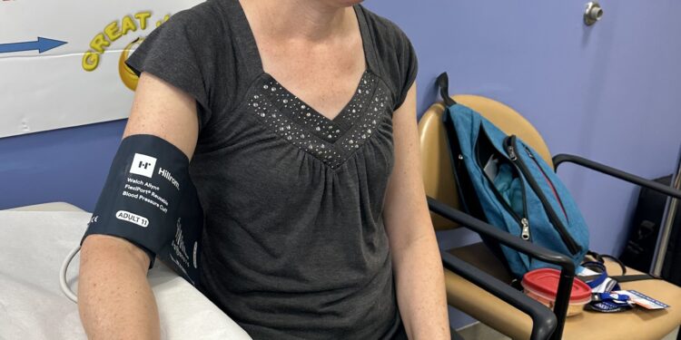 Commonly used arm positions can significantly overestimate blood pressure values, study finds