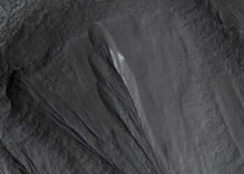 Could life exist under the ice of Mars? Study suggests possibilities
