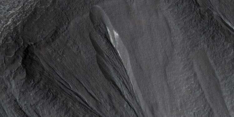 Could life exist under the ice of Mars? Study suggests possibilities