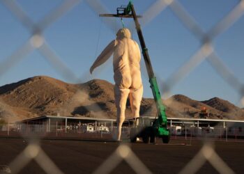 “Crooky and obscene”: a 13-meter statue of naked Trump installed in Las Vegas