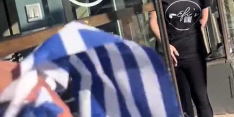 “Free Palestine!”: a TikToker makes a mistake and tears down the blue and white flags from a…Greek restaurant