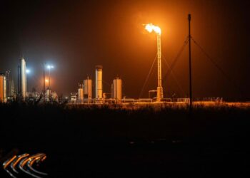 Gas leak kills at least 2, injures 35 at Texas refinery