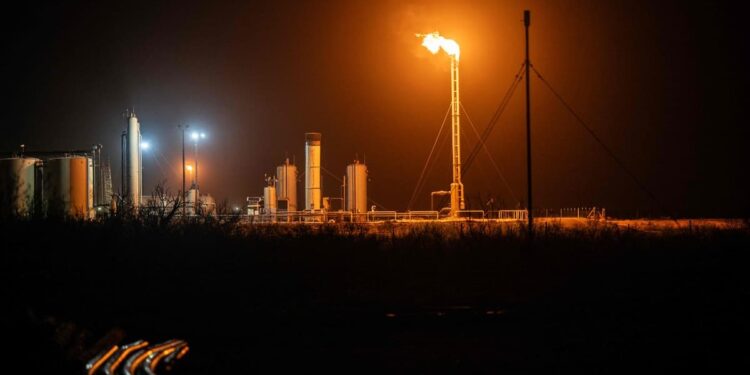 Gas leak kills at least 2, injures 35 at Texas refinery
