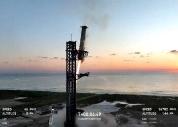 In a first, the propeller of a Starship megarocket captured by SpaceX’s “wands”