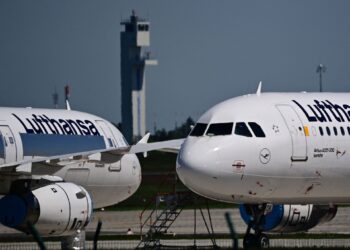 Learn about the airlines that have suspended their flights to Israel and countries in the region economy