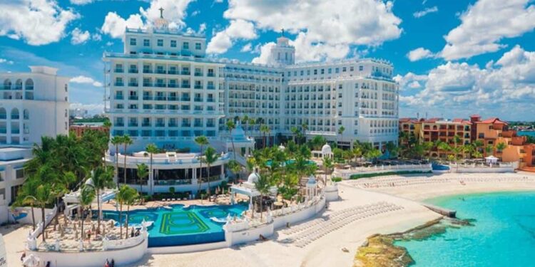 Man shot dead in broad daylight near Cancun hotel