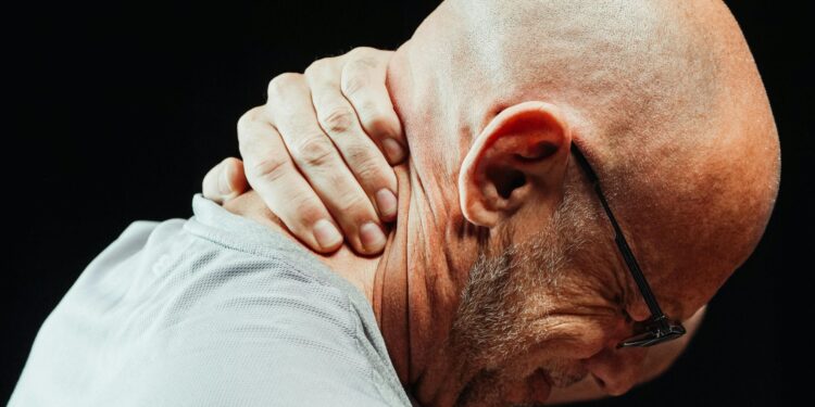 Men and women use different biological systems to treat pain, study finds