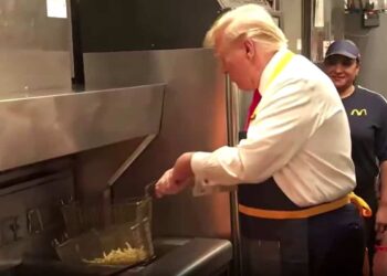 ON VIDEO | Trump in the fryer at McDonald’s in an operation targeting Harris