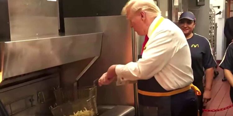 ON VIDEO | Trump in the fryer at McDonald’s in an operation targeting Harris