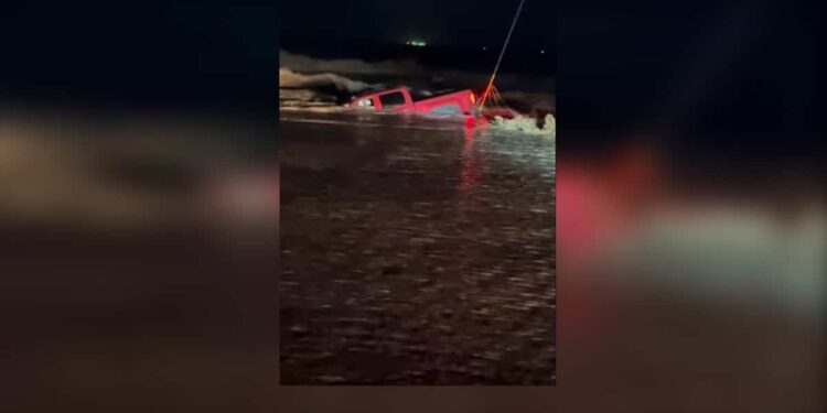 PICTURE | Cars swept away and submerged: at least one dead and hundreds rescued in flash floods in Roswell, New Mexico