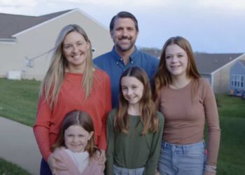 Republican poses with friend’s children and wife for his campaign