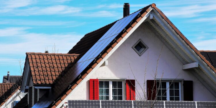 Rooftop solar panels impact day and night temperatures in cities, simulation study finds