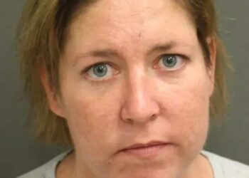 She kills her boyfriend by locking him in a suitcase for hours