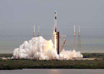 SpaceX will try to catch part of its Starship megarocket in flight