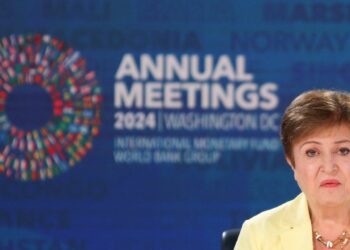 The IMF warns of the risk of declining global growth and rising debt economy