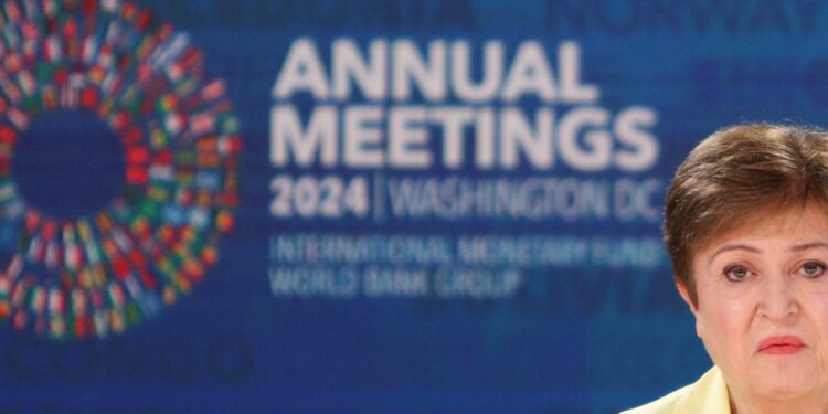 The IMF warns of the risk of declining global growth and rising debt economy