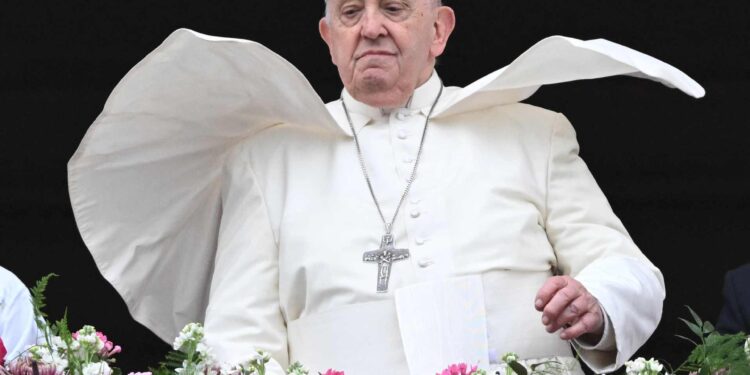 The Vatican reduces the monthly salaries of cardinals in Rome economy