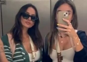 Two women kicked off plane for wearing crop tops