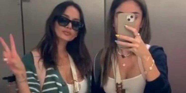 Two women kicked off plane for wearing crop tops