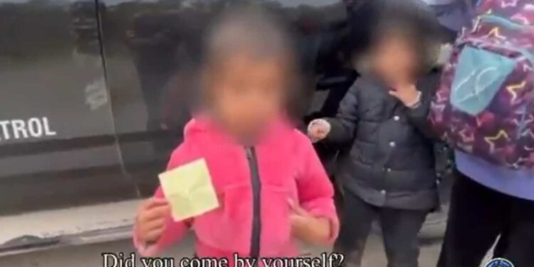 A 2-year-old girl arrested alone at the American border: she wanted to find her parents in the United States