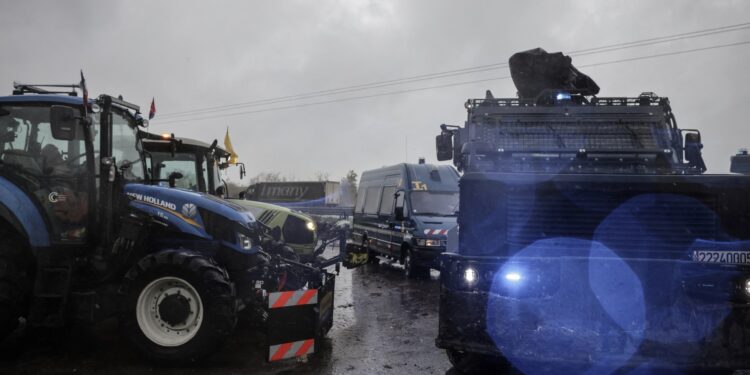Farmers block a port in France in protest against talks with Mercosur Economy News