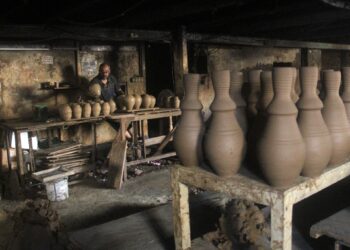 The revival of the pottery industry in Gaza to compensate for the shortage of utensils resulting from the Israeli war economy