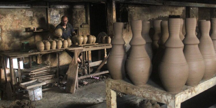 The revival of the pottery industry in Gaza to compensate for the shortage of utensils resulting from the Israeli war economy