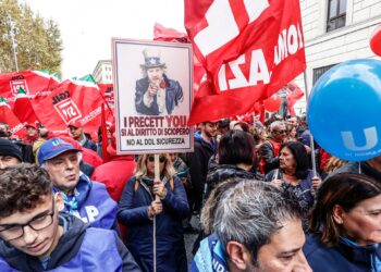 Thousands of Italians go on strike to protest the decline in purchasing power economy