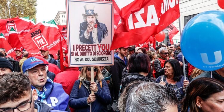 Thousands of Italians go on strike to protest the decline in purchasing power economy