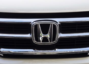 Honda and Nissan are considering joint production of cars economy