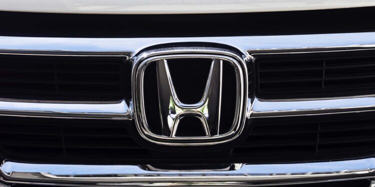 Honda and Nissan are considering joint production of cars economy