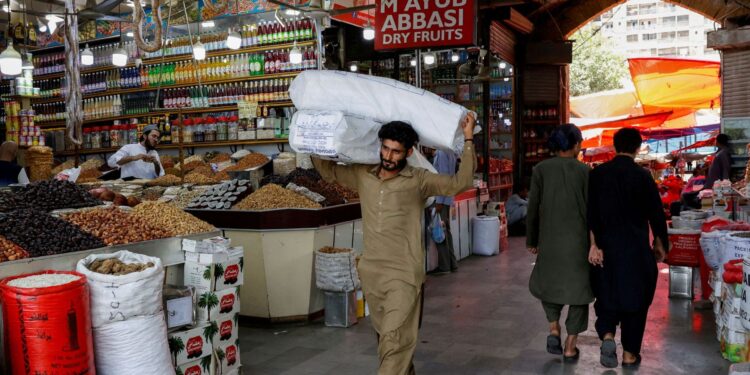 Pakistan’s economic growth declines to less than 1% economy