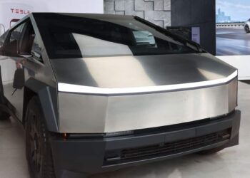 Tesla cybertruck on fire: three dead in California accident