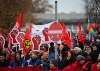 Volkswagen workers threaten to strike at the company’s factories in Germany economy