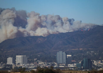California | Impressive fire on the outskirts of Los Angeles