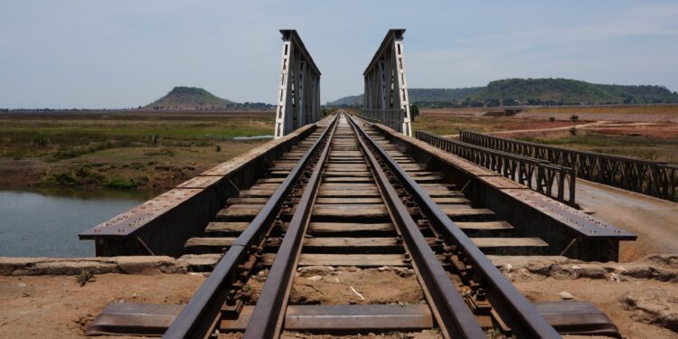 Chinese companies that build a railway with two billion dollars linking Tanzania to Burundi economy