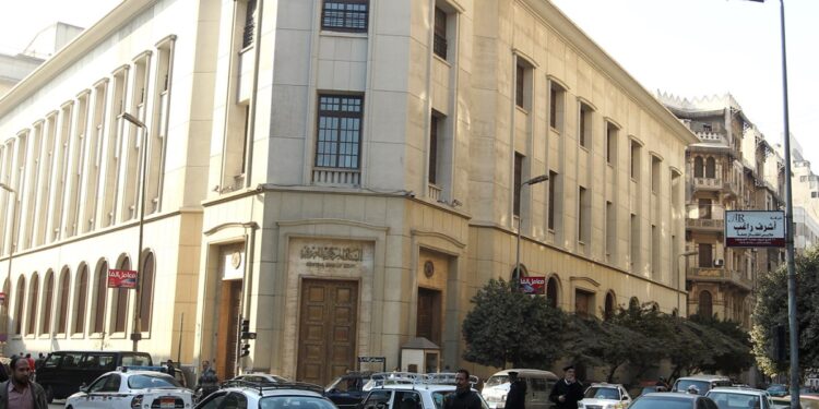 Egypt’s transaction deficit rises and migrant remittances rebound economy