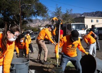 Fires in Los Angeles | Volunteers clean streets littered with charred debris